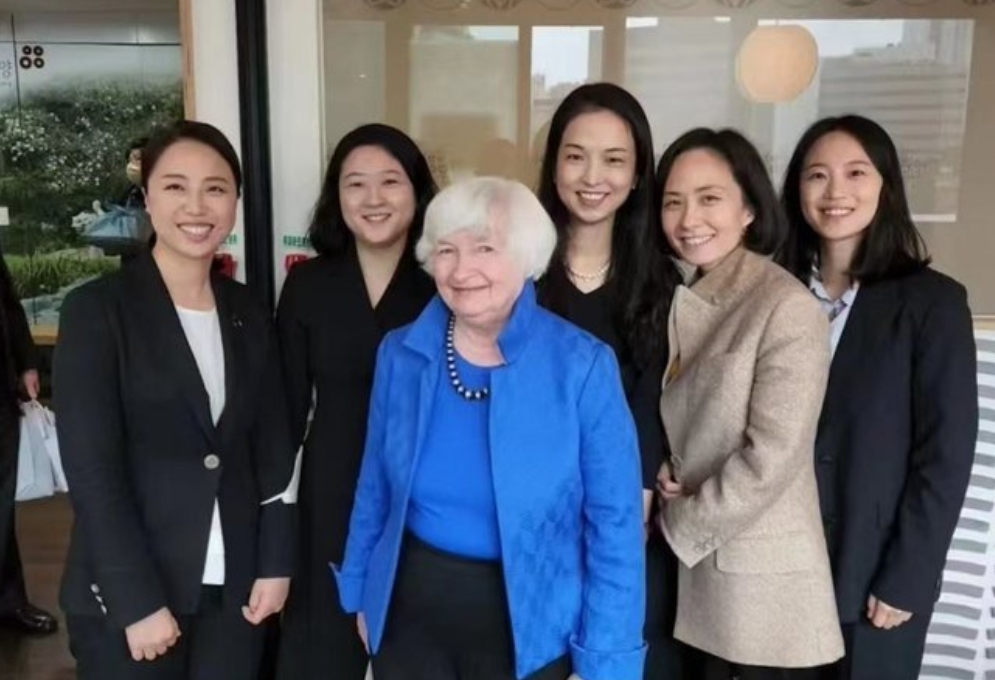 新的一桌认证？还真是奇了怪了，怎么这回又全是女人？照片里的这些女人难道一点没脑子