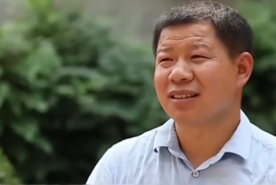 2009年，湖北小伙收养一聋哑老人12年，多年后聋哑老人寻亲成功，他却坚持要回到