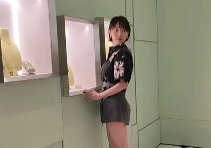 白百何出席活动衣着引发讨论，其演技精湛，曾被张艺谋指点，出演多部作品获好评，被封