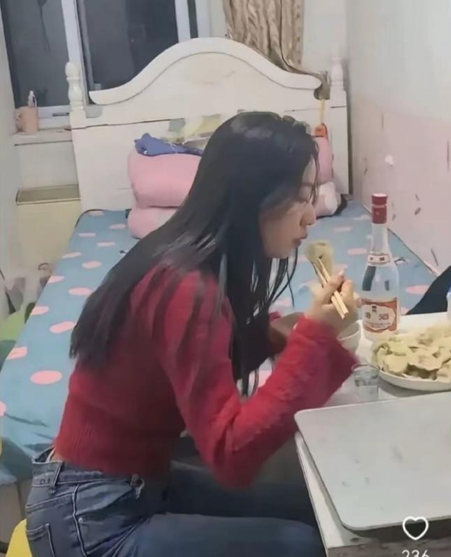 一个人孤独的年夜饭，简单却温暖。