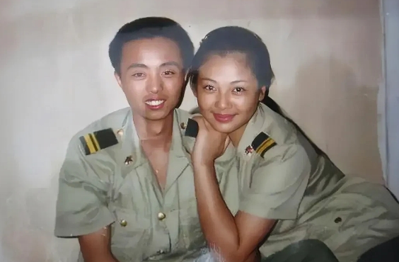 这是刘涛当兵时的照片啊，拍摄的时候还在上世纪九十年代，大概三十年前吧。照片中的男
