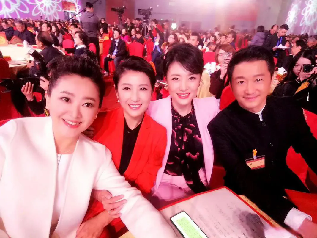 镜头中的周涛仙骨仙姿，气色盈和，粉面含春，美得闭月羞花啦！

一旁的徐春妮眉眼如