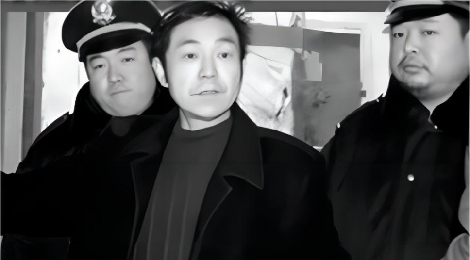1998年深秋的西安，夜色笼罩着这座古城。街道上的行人逐渐稀少，路灯在寒风中摇曳