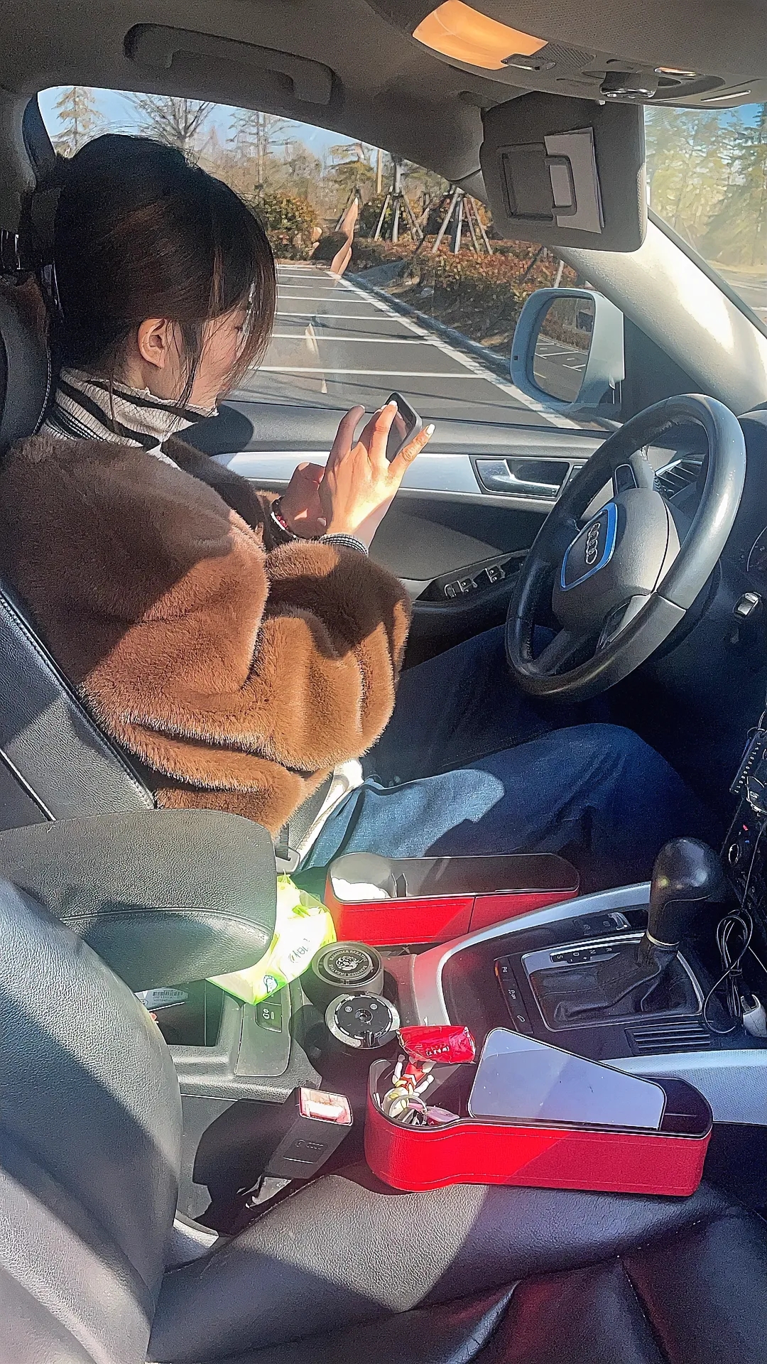 今天带媳妇练车，现在都是自动挡的车了，我想着让她考个驾照，直接考个自动档的就可以