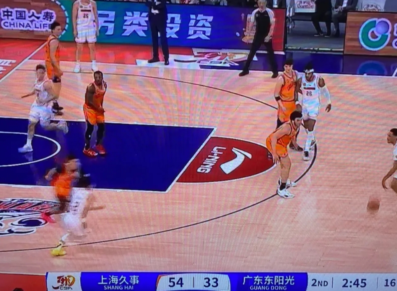 广东落后23分，杜锋在场边还在笑，直播间的弹幕还在刷屏，说不要让广东队放水。广东