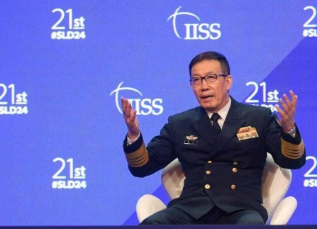 在同各国军队交往中，我们从不搞“从实力地位出发”那一套，也不接受别人把意志强加给