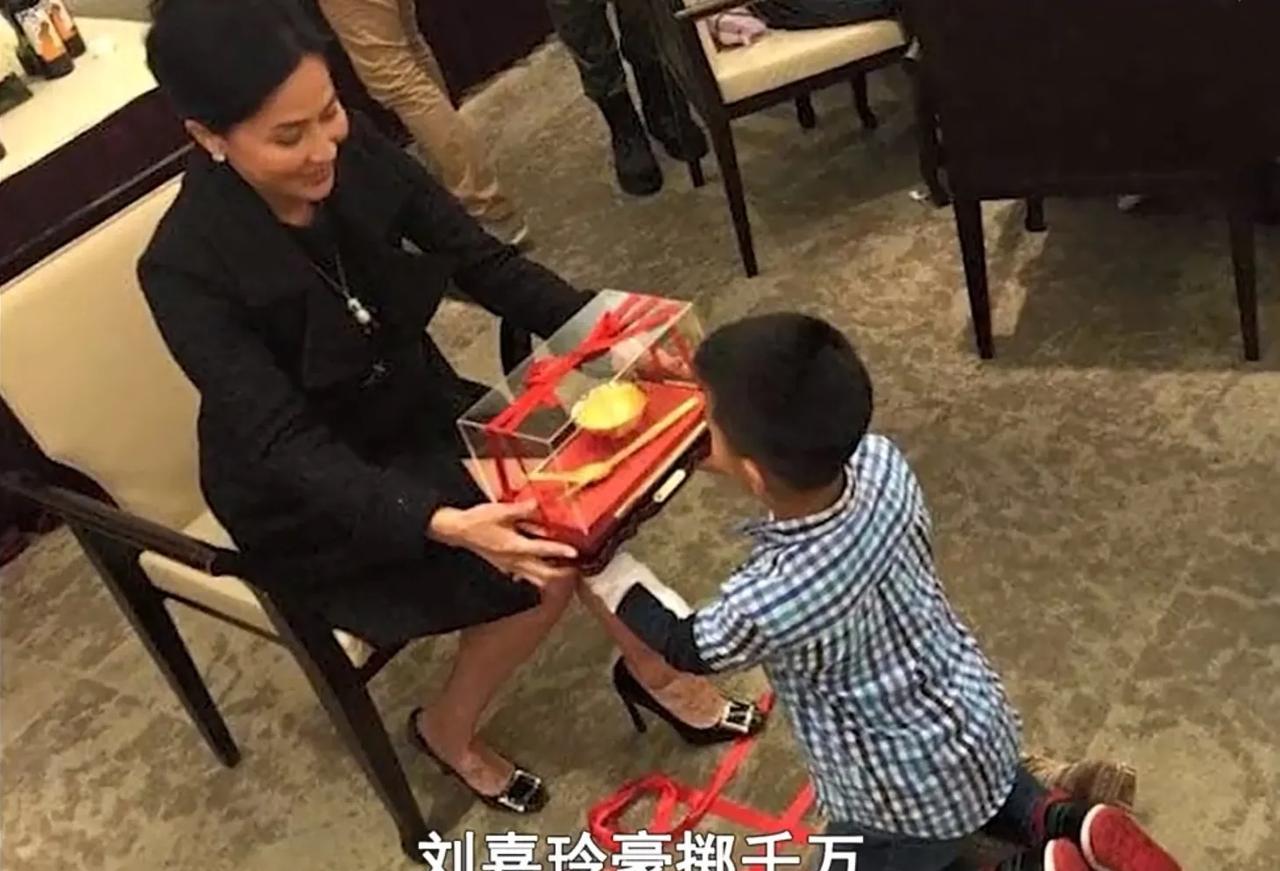 2015年，胡军给儿子办生日宴时，作为朋友的刘嘉玲十分破费，送了200平豪宅和3