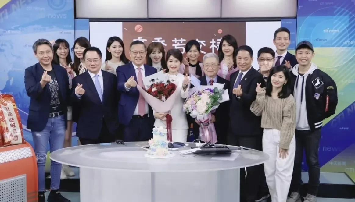 发现没有？台湾主持人卢秀芳宣告退出的场面几个有意思的点。
1、告别时全体同事都没