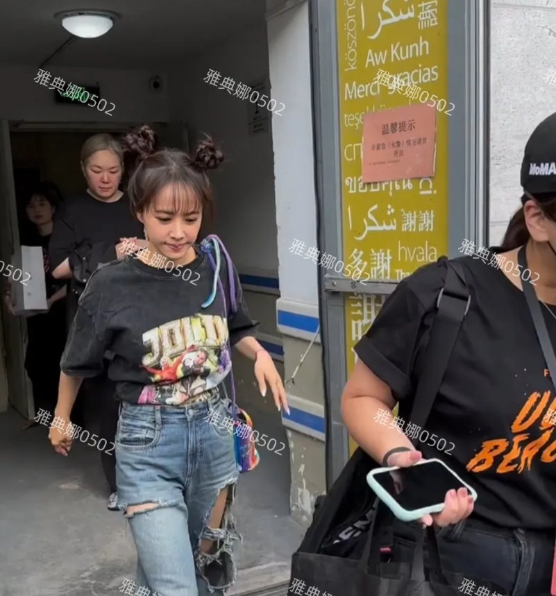 蔡依林本人挺幻灭的，个子很矮黑瘦黑瘦的，能看出年纪并不年轻，扎着丸子头穿着露背装