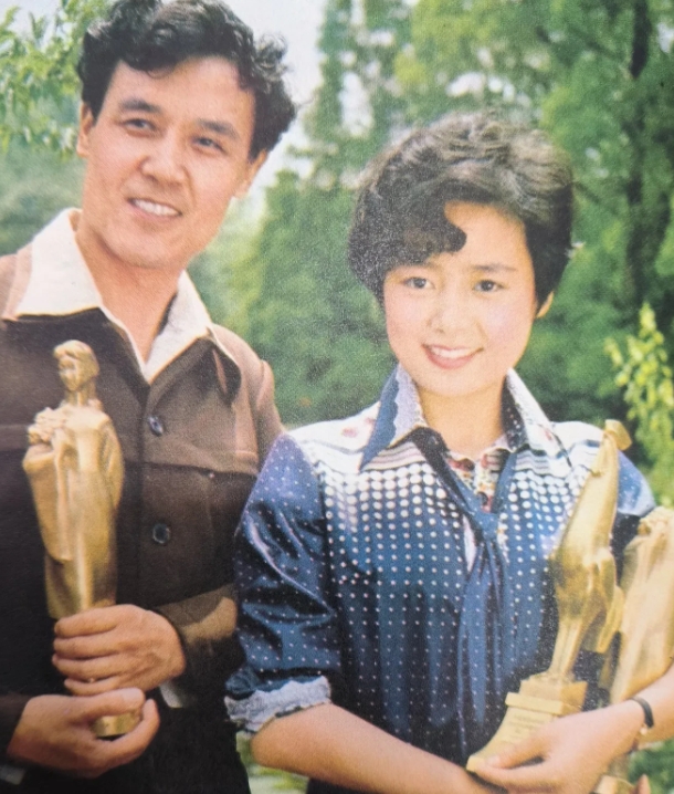 这是1981年的杭州西子湖畔，第一届金鸡奖和第四届百花奖的获奖电影工作者们齐聚一