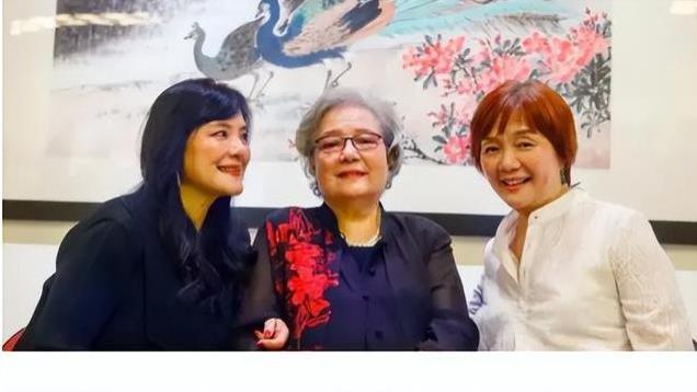 琼瑶花葬儿媳痛哭，3个继子女拒送花篮，皇冠文化新动态令人气愤