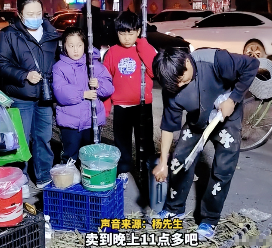 这个大哥活该发财！母亲早早去世，爸爸又是精神病，17岁男孩半夜11点卖甘蔗养家！