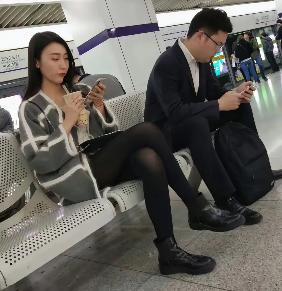 哥们是一点也不敢抬头呀！