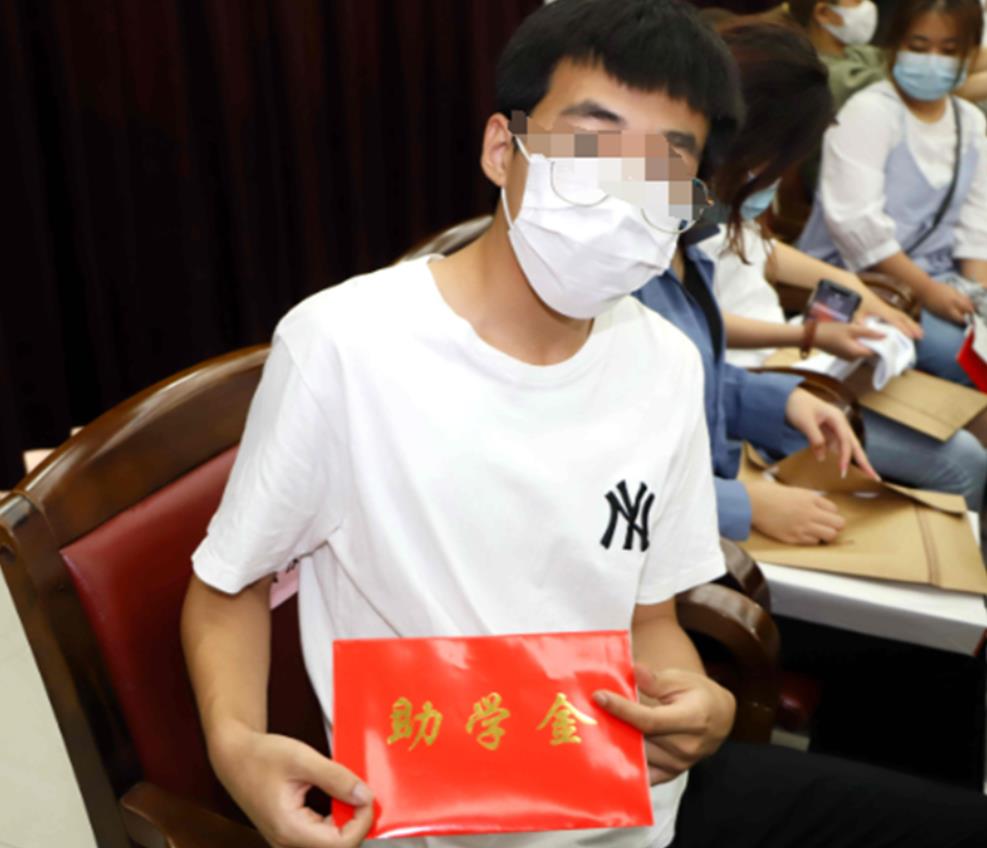 11月23日，浙江大学一名助学金申请学生，却因炫耀自己频繁的国内外旅行照，引发了