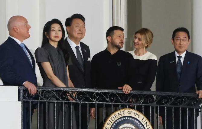 太尴尬了！韩国总统尹锡悦携夫人金建希虽然赴美夏威夷被邀请参观了美军基地和被邀请参