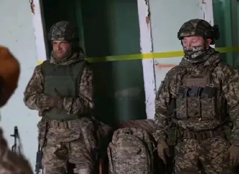 很多乌克兰士兵都穿上了防弹衣，这些防弹衣有的时候还是能够保住一条性命的，虽然穿上