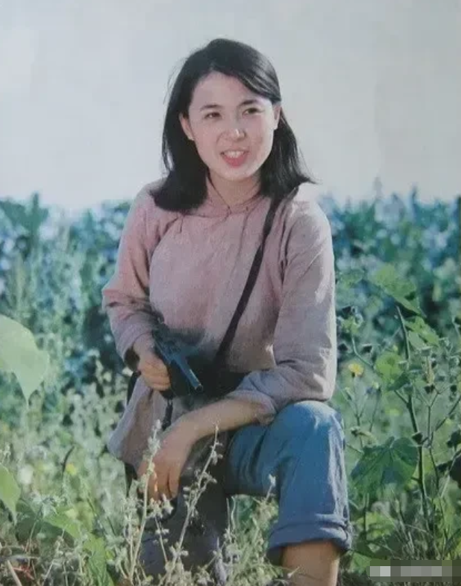 我估计没有人能认出她是谁？这个彝族的小姑娘年轻时是太漂亮了。
这部电影应该很多人