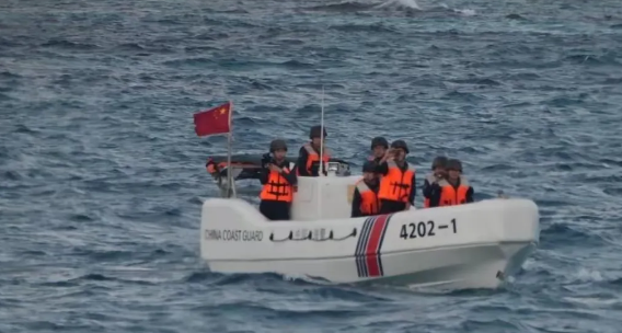 中国海警海军联手驱离菲舰，铁线礁主权不容侵犯