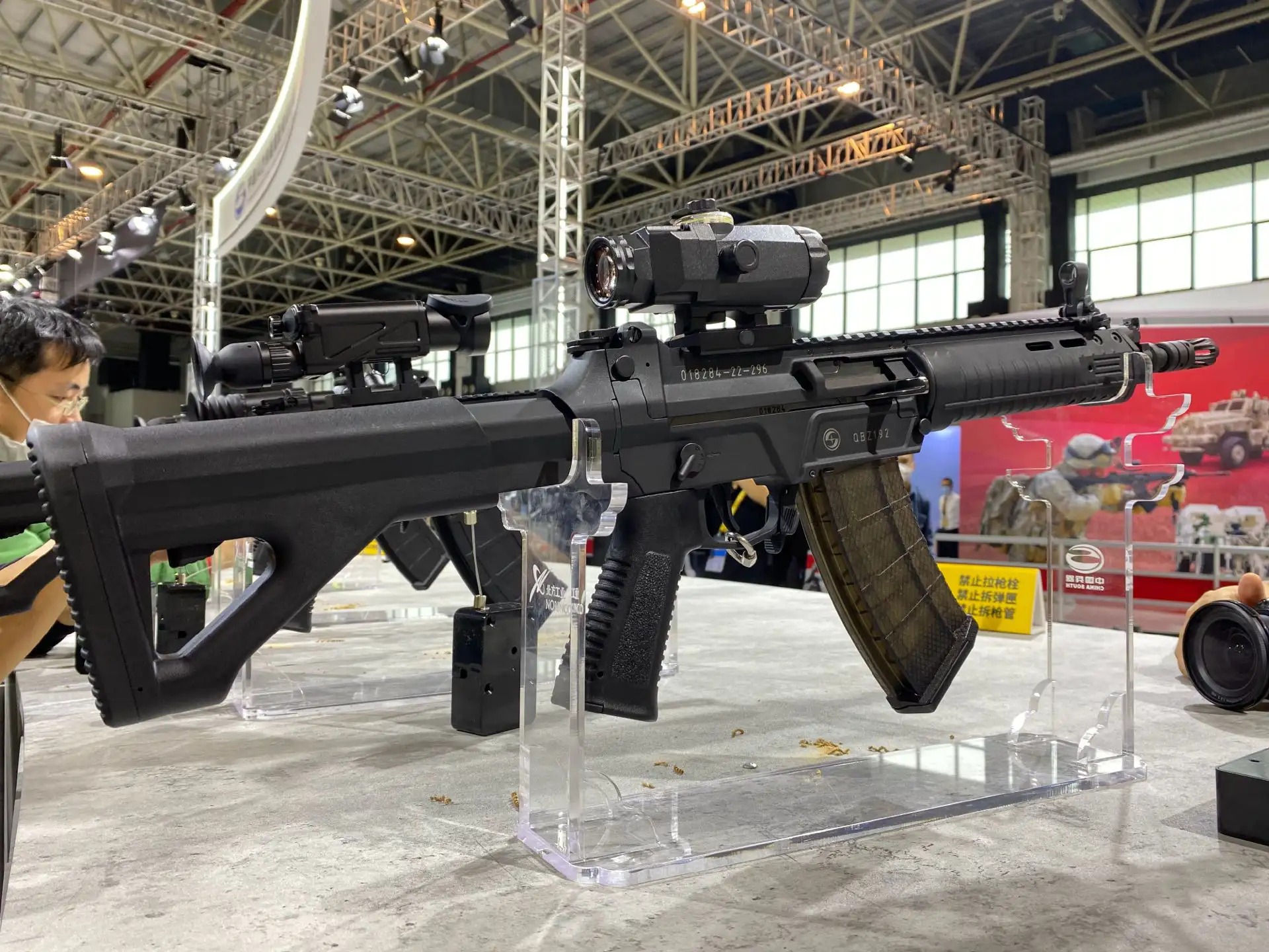 中国装备新型5.8毫米短自动步枪                        