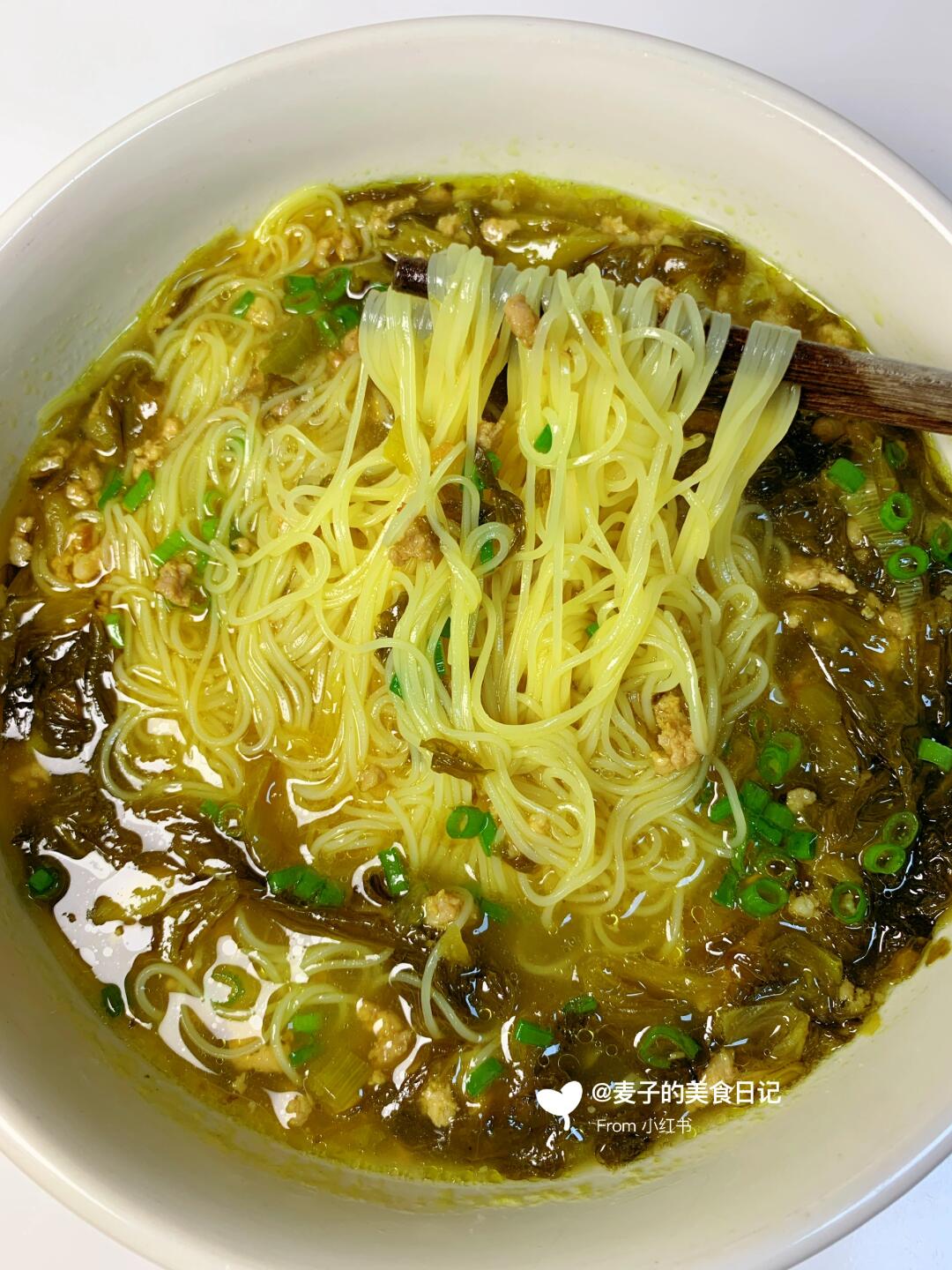 巨巨鲜美的酸菜肉末汤面
汤汁浓郁，面条吸满了汤汁，
酸爽过瘾，好吃到汤汁都不剩，