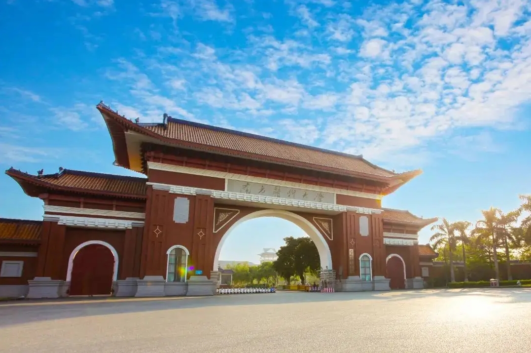 这个舆情发酵起来，即使处罚被撤销，给这位老师补发奖励，最终的结果一定是坏的！

