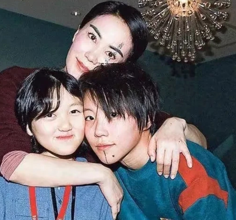 王菲母女三人彼此依靠！
母亲王菲，于1969年8月8日出生，今年56岁了。
女儿