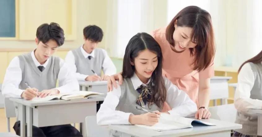“真没想到依然这么多人补课！”一位妈妈倾诉，她说孩子英语成绩很差，寒假想找一位老