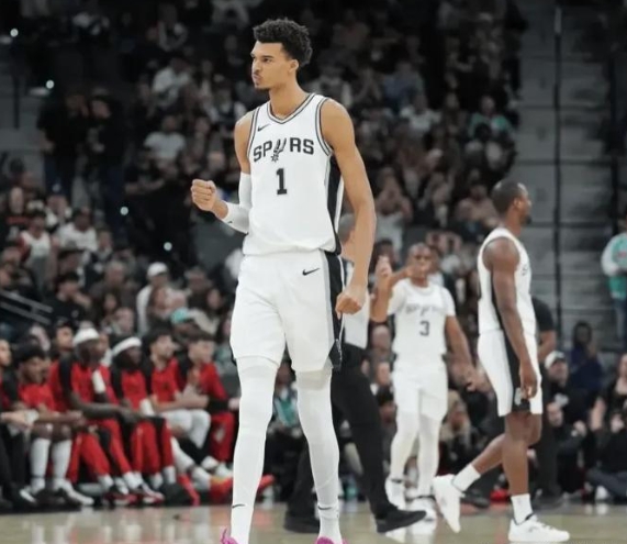 第一次登上NBA全明星正赛舞台的，分别是何许人也？

第一位，24届状元郎，法国