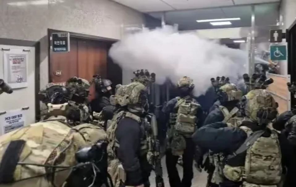 真的太佩服尹锡悦了！
胆敢在美国的领土上搞戒严！
胆敢在美国的眼皮底下搞政变！