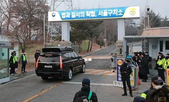 尹大总统7日在首尔看守所会见了前来探望的国民力量党议员尹相现等人，对于议员的探望