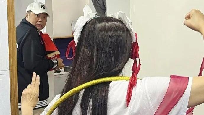 周星驰连发10遍“我要看《哪吒2》”，cos哪吒造型