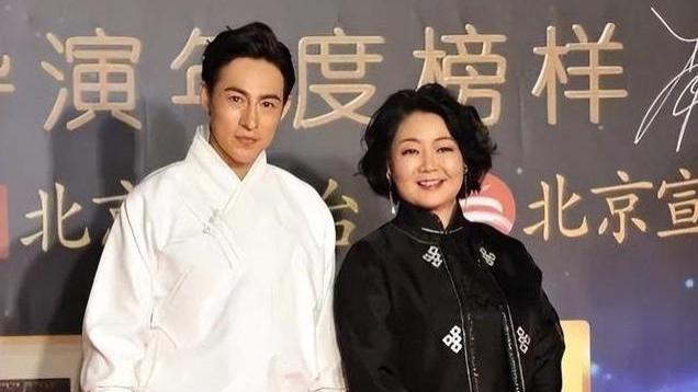 54岁萨日娜瘦身之后大变样，穿修身裙挽着55岁候勇，美到认不出