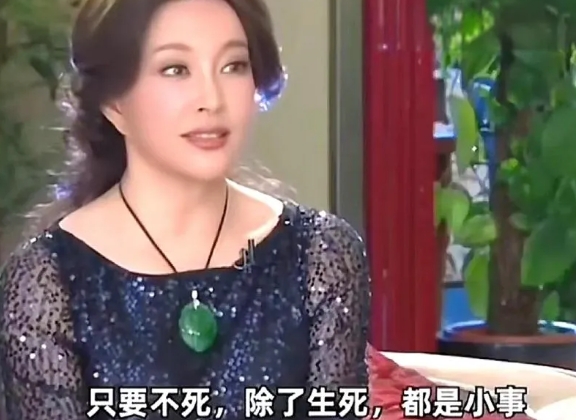 我发现，刘晓庆真是个狠人
当得知自己快要蹲大牢的时候，
咱庆奶居然在想：我的英语
