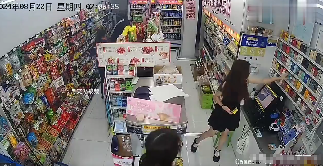 看傻了！小仙女打扮时尚进入超市，买烟不想付钱！
她趁店员不注意的时候，居然掀起裙