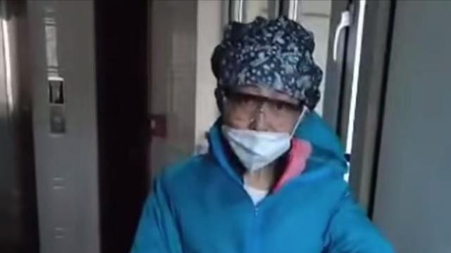 独居老太讹诈快递后续：快递员一月赔5000元，带80岁老父登门道歉