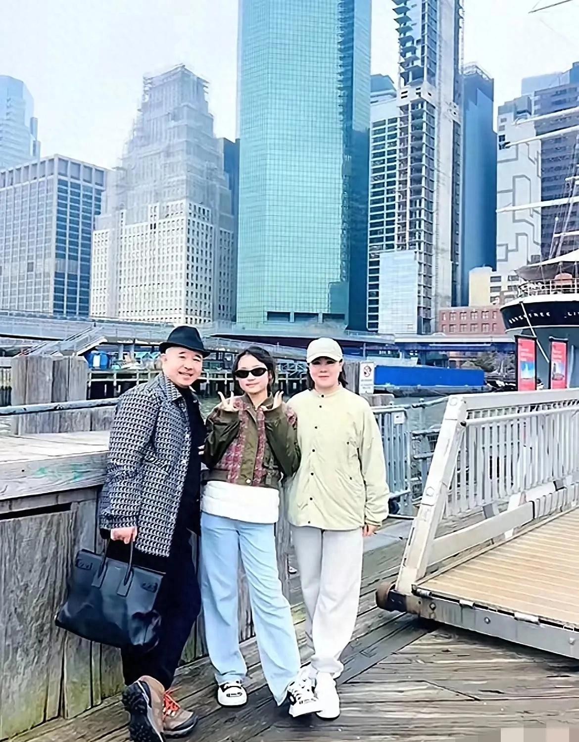 《乡村爱情》刘能一家在美国？！这咋回事？

王小利一家子，也就是剧里那个抠门又搞