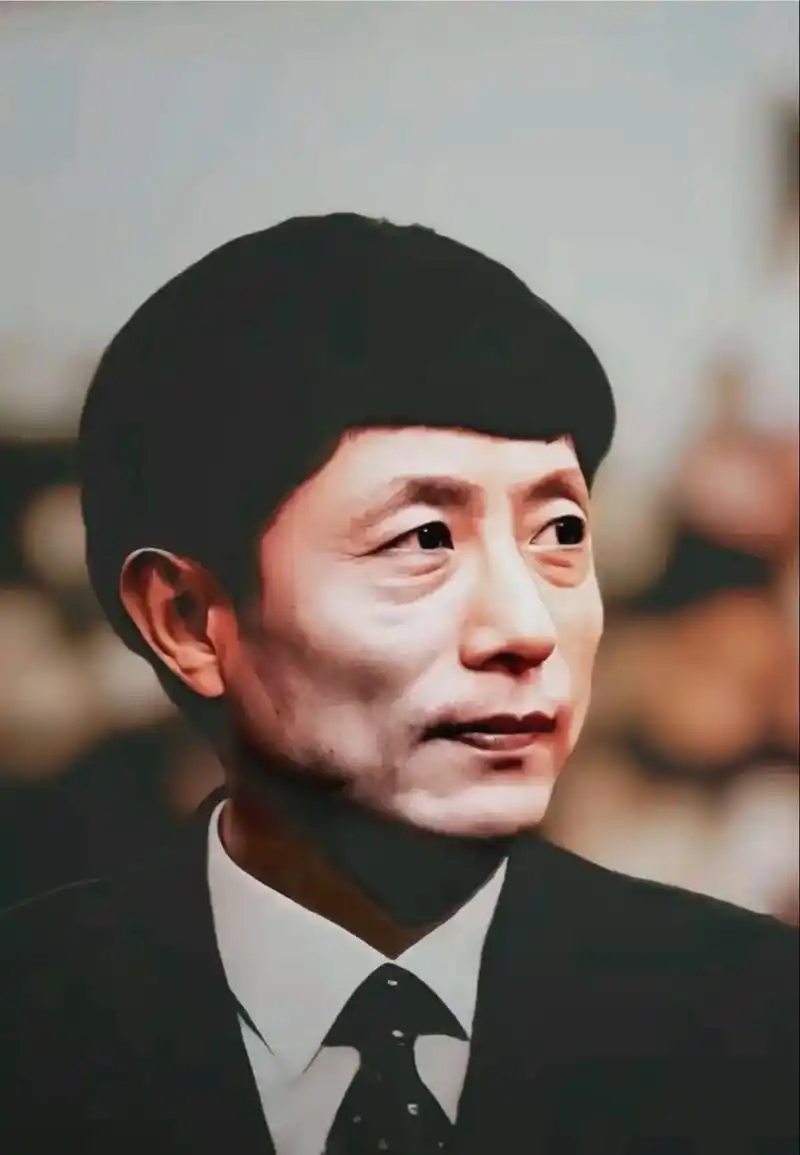 2016年，艾跃进在病床上与自己妻子一起过的最后一个生日，镜头中的他此时虽然露出