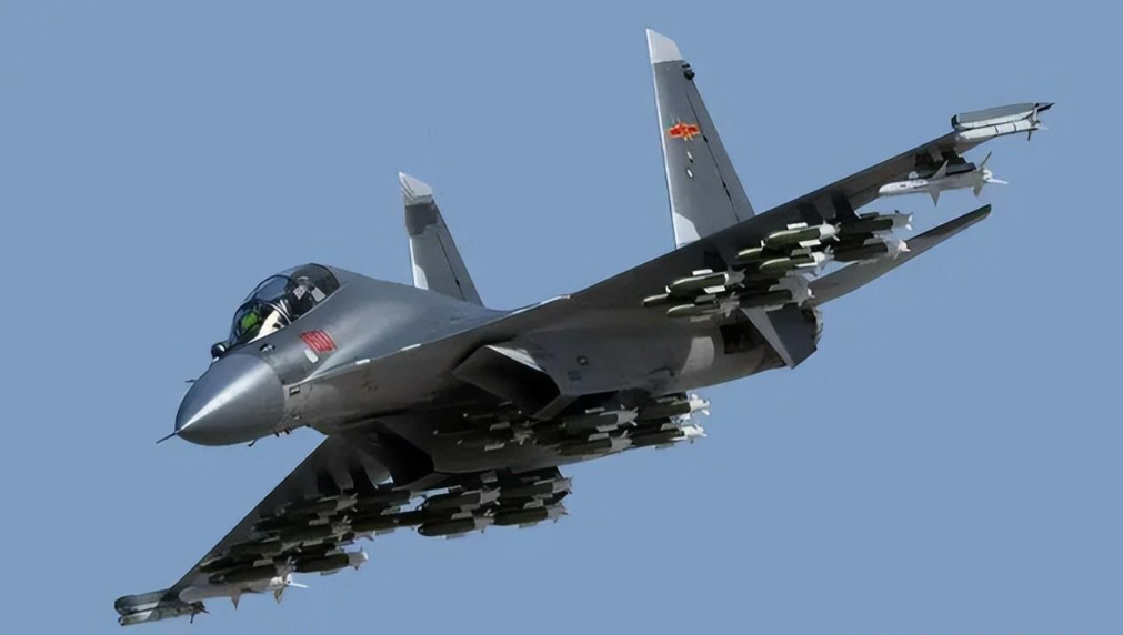 中国战机数量达到1582架，这一数字彰显了中国航空工业的迅猛发展。从建国初期的引