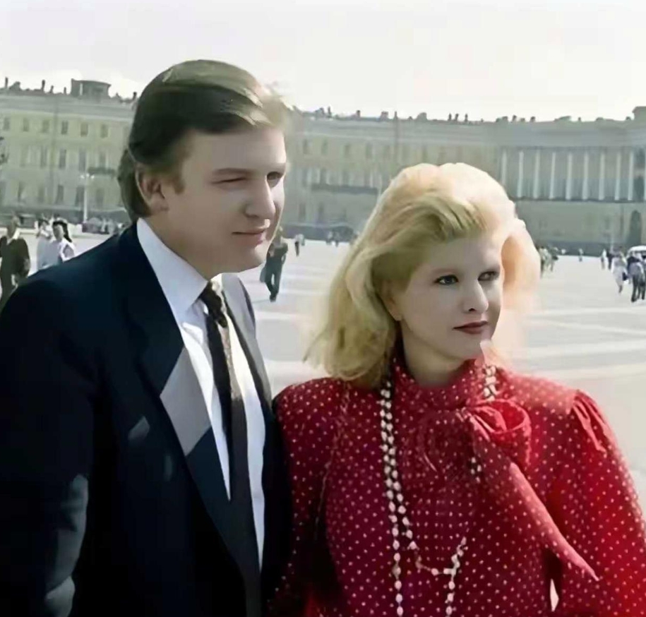 特朗普的情史被曝光，三个媳妇都不是善茬。
第一任妻子，伊万娜，可以说是特朗普最重