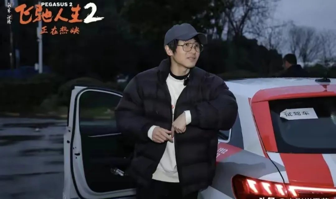 韩寒为什么不写书了？中国版税最高的作家是余华，一年也就一千多万。

韩寒拍一部四