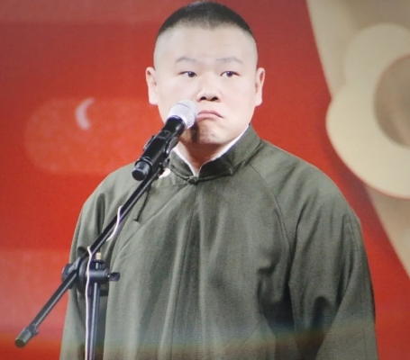 小岳岳明显不高兴了！他下台问现场观众建议，小哥：“建议岳云鹏别上春晚！”
大家注