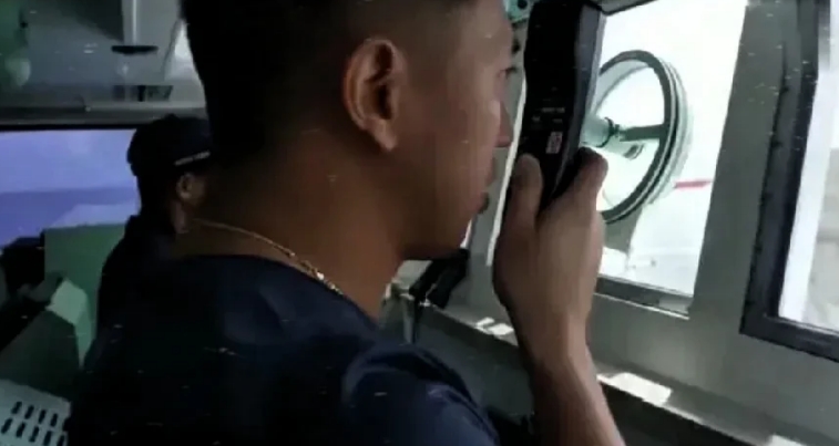 快讯！快讯！
在南海的4411与055大驱105大连舰相遇！
显然的4411想表