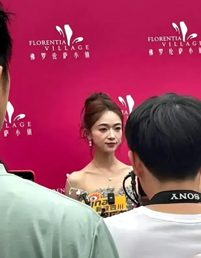 自从她结完婚怀孕以后，是肉眼可见的衰老啊，不知为啥，是因为太瘦了，还是因为孕期不