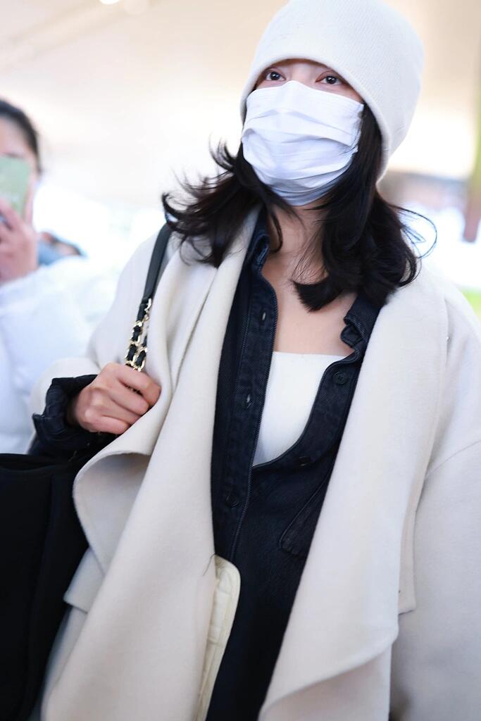 辛芷蕾穿白色大衣休闲时尚有气场