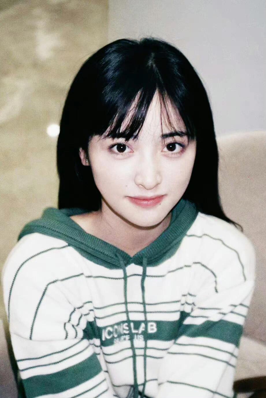 沈月妥妥的校园初恋脸