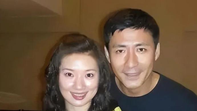 张子健带女儿悼念前妻李婷，岁月的沧桑与爱的深情令人动容！
