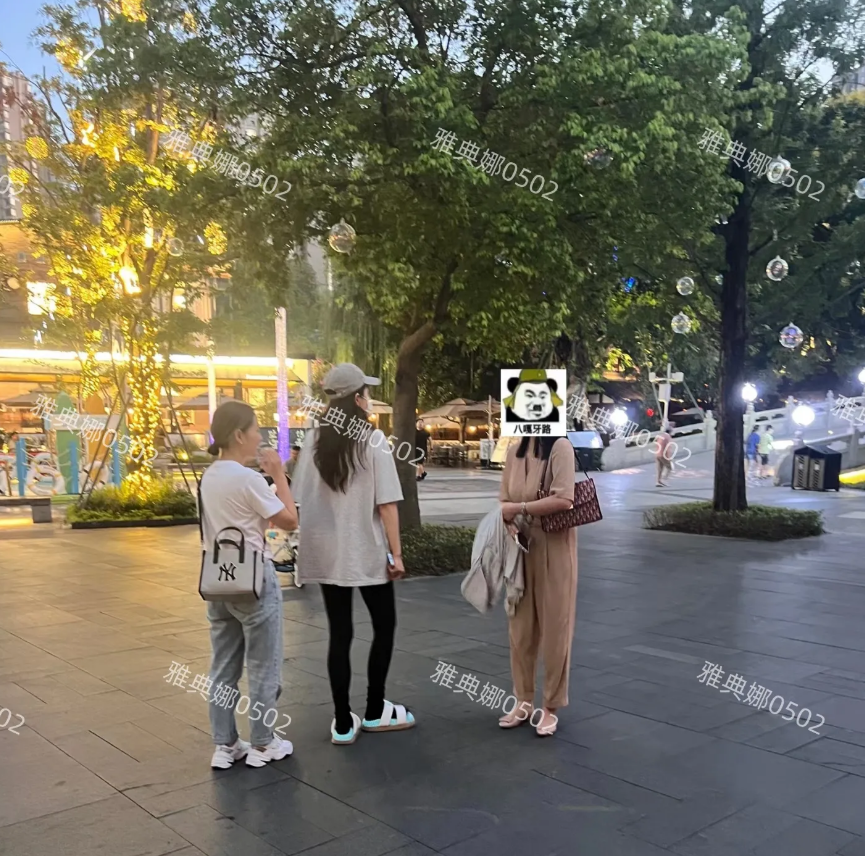 成都偶遇曾黎，本人好瘦好高挑，身材比例巨好腿特别长，连背影都很迷人，中戏校花名不