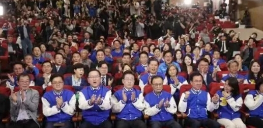 这一次反对党胜选后，庆祝的主题就是“审判”。而尹锡悦的惨败也预示着保守派国内国际