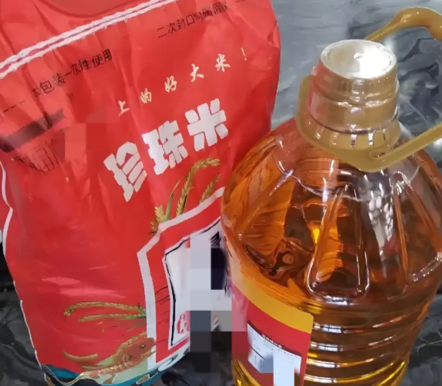2021年，河南洛阳，一大妈看银行搞活动，当天办理一定数额的定期存款，就送两桶5