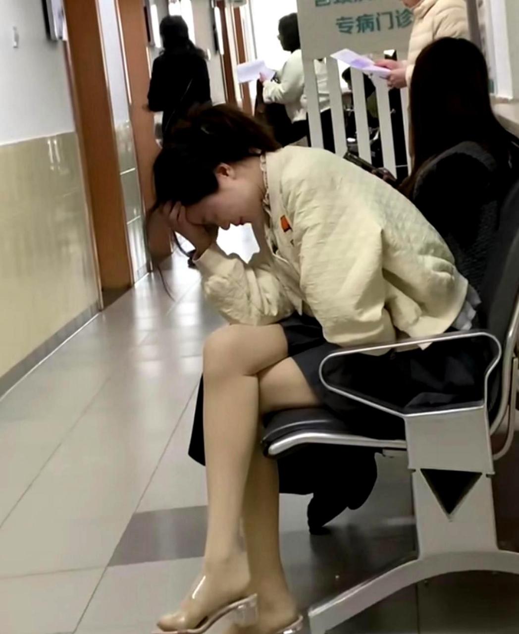江苏徐州，女子去看病，却发现女医生用手机百度查询治疗方法，她觉得匪夷所思，气愤的